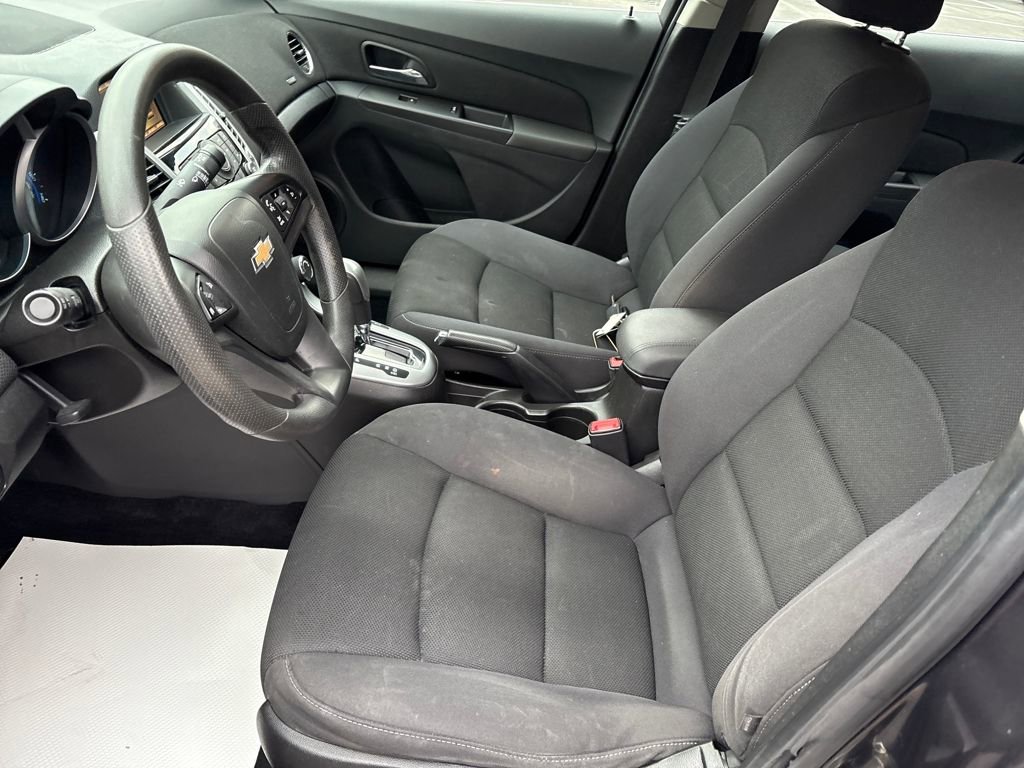 Used 2016 Chevrolet Cruze LT w/ Technology Package FWD image 9