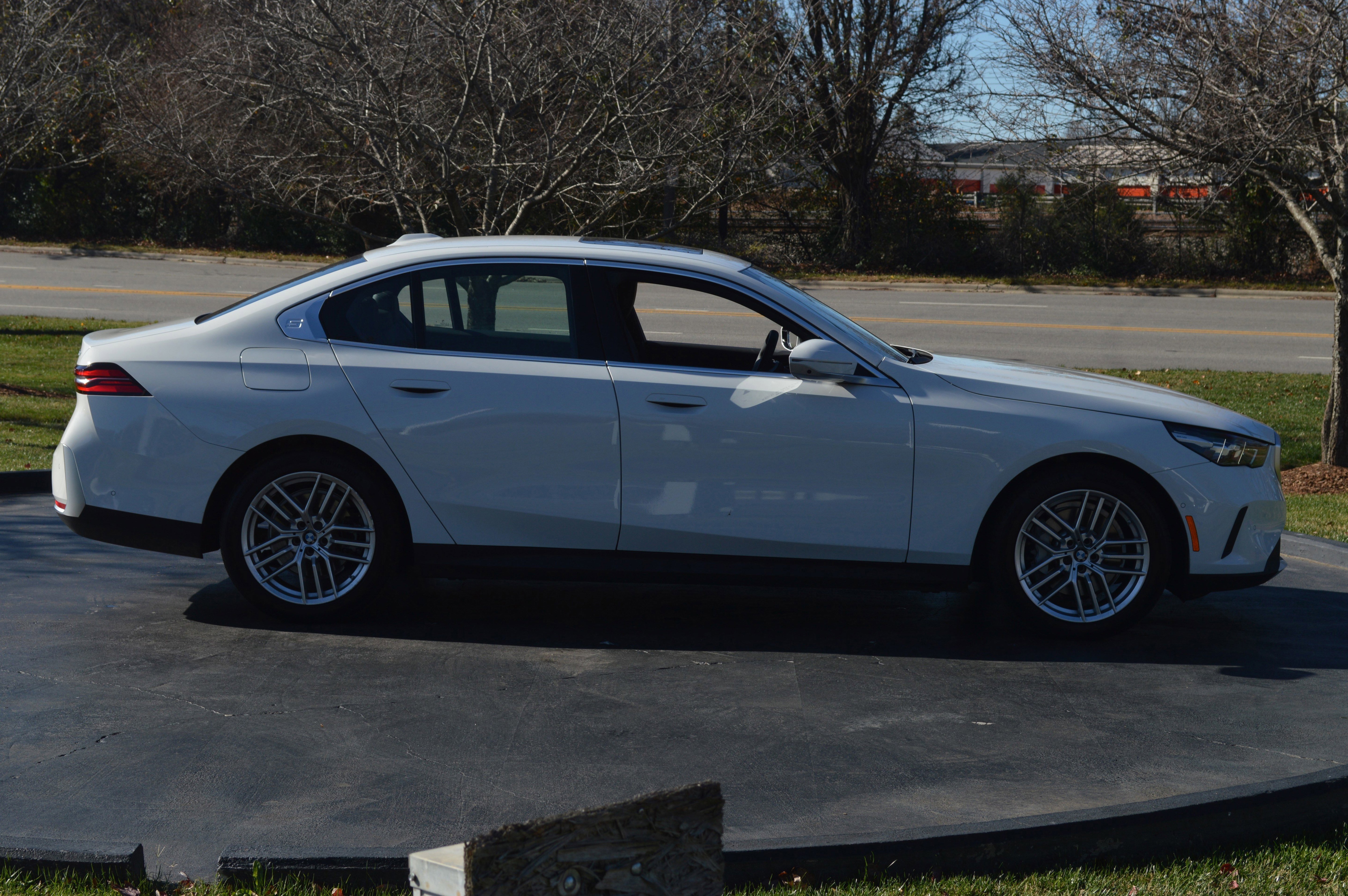 Used 2025 BMW 530i xDrive w/ Premium Package image 12