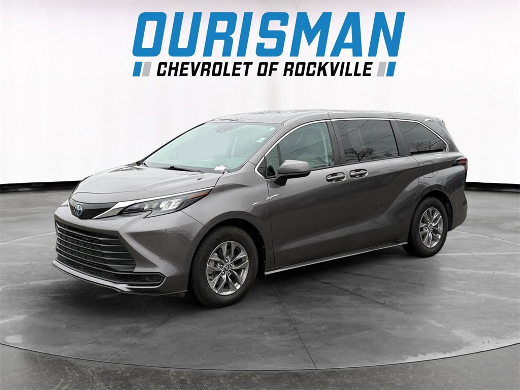 Used 2024 Toyota Sienna LE image 2