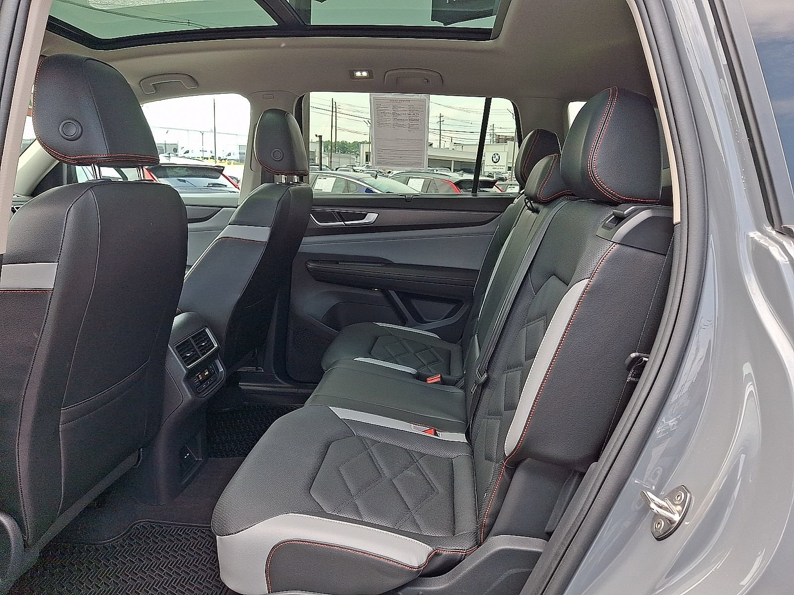 Used 2024 Volkswagen Atlas Peak Edition SE AWD/4WD image 10