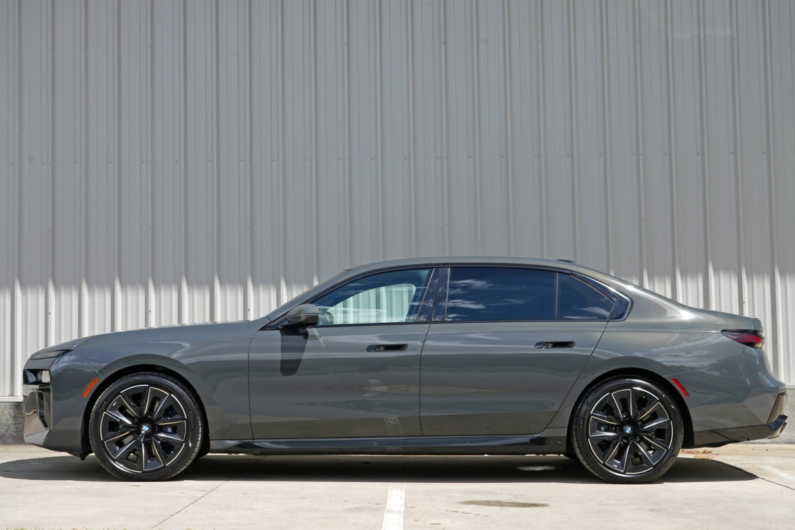 Used 2023 BMW 760i xDrive w/ Executive Package AWD/4WD image 9