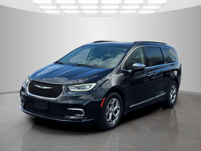 Used 2023 Chrysler Pacifica Limited image 3