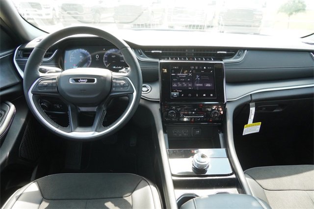 New 2025 Jeep Grand Cherokee Altitude image 13