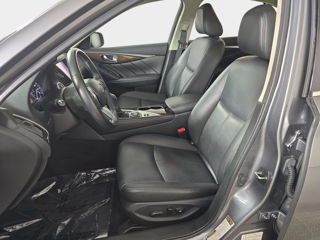 Used 2019 INFINITI Q50 Luxe w/ Essential Package (3.0T Luxe) AWD/4WD image 17