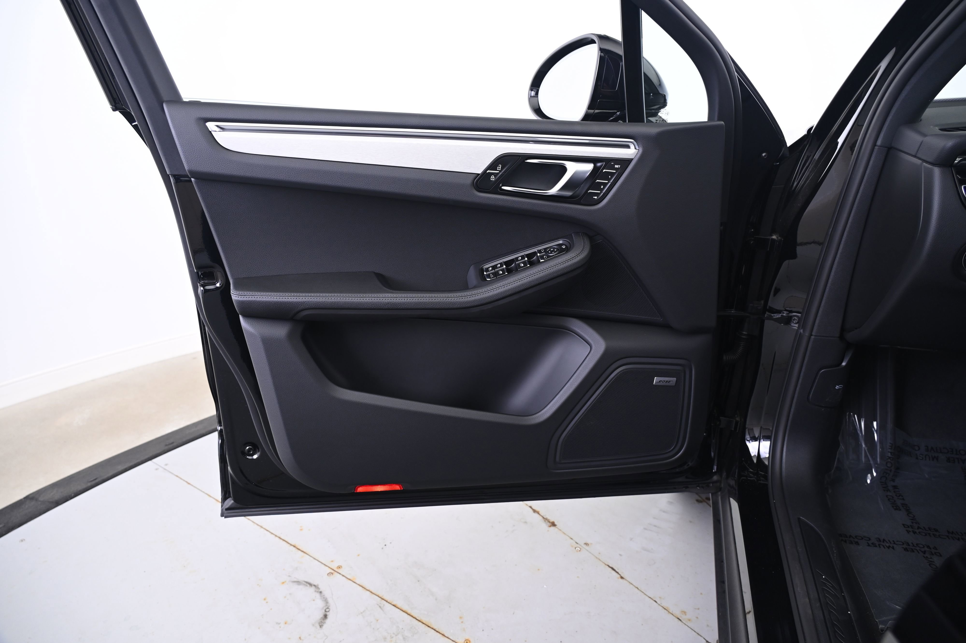 Certified 2025 Porsche Macan image 26