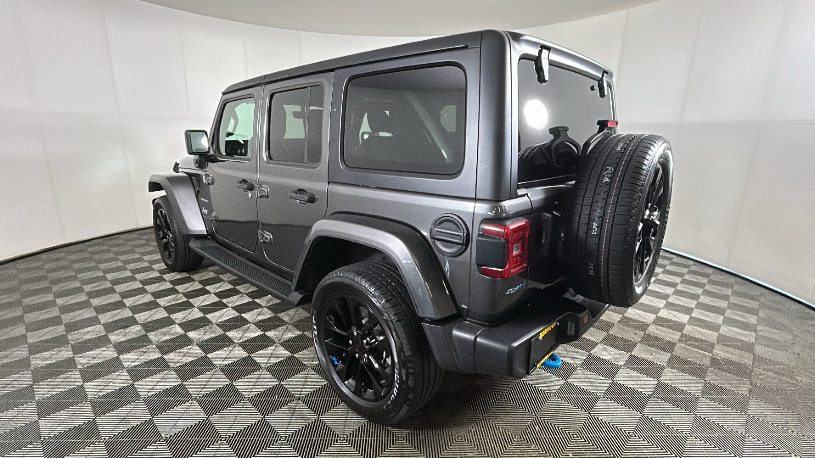 Used 2023 Jeep Wrangler Unlimited Sahara w/ Dual Top Group AWD/4WD image 5