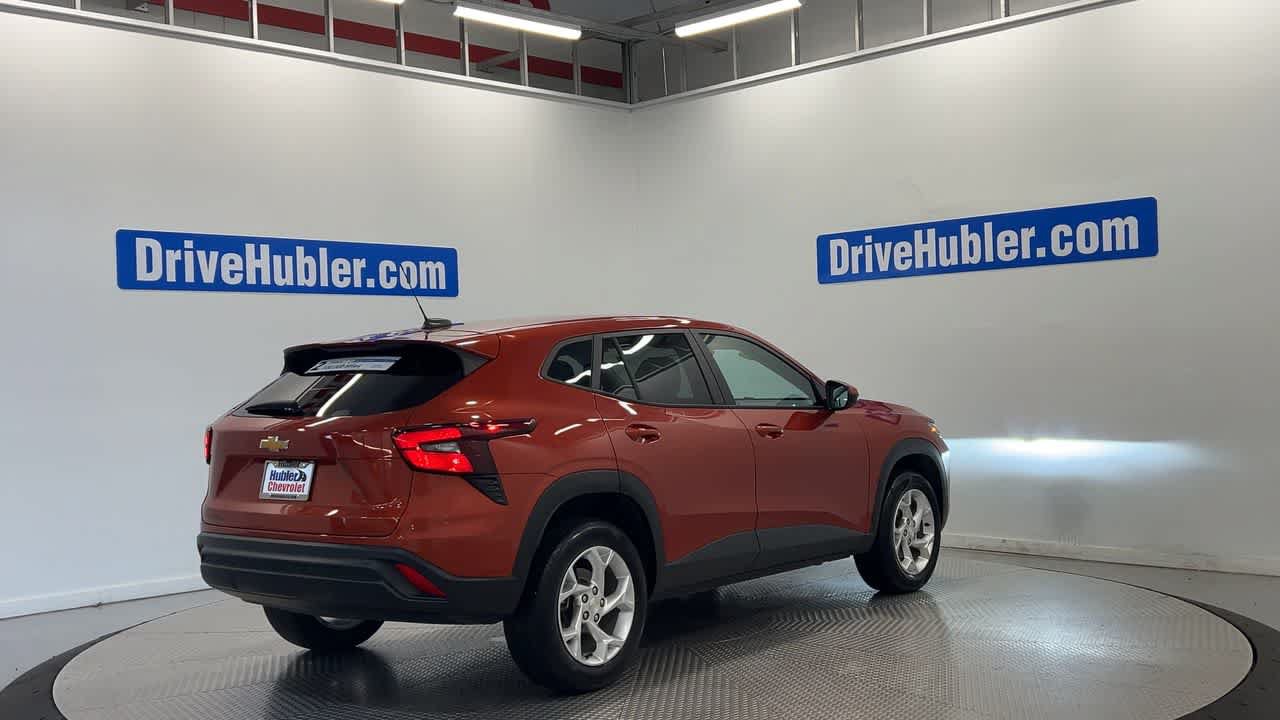 Used 2024 Chevrolet Trax LS w/ LS Convenience Package FWD image 2