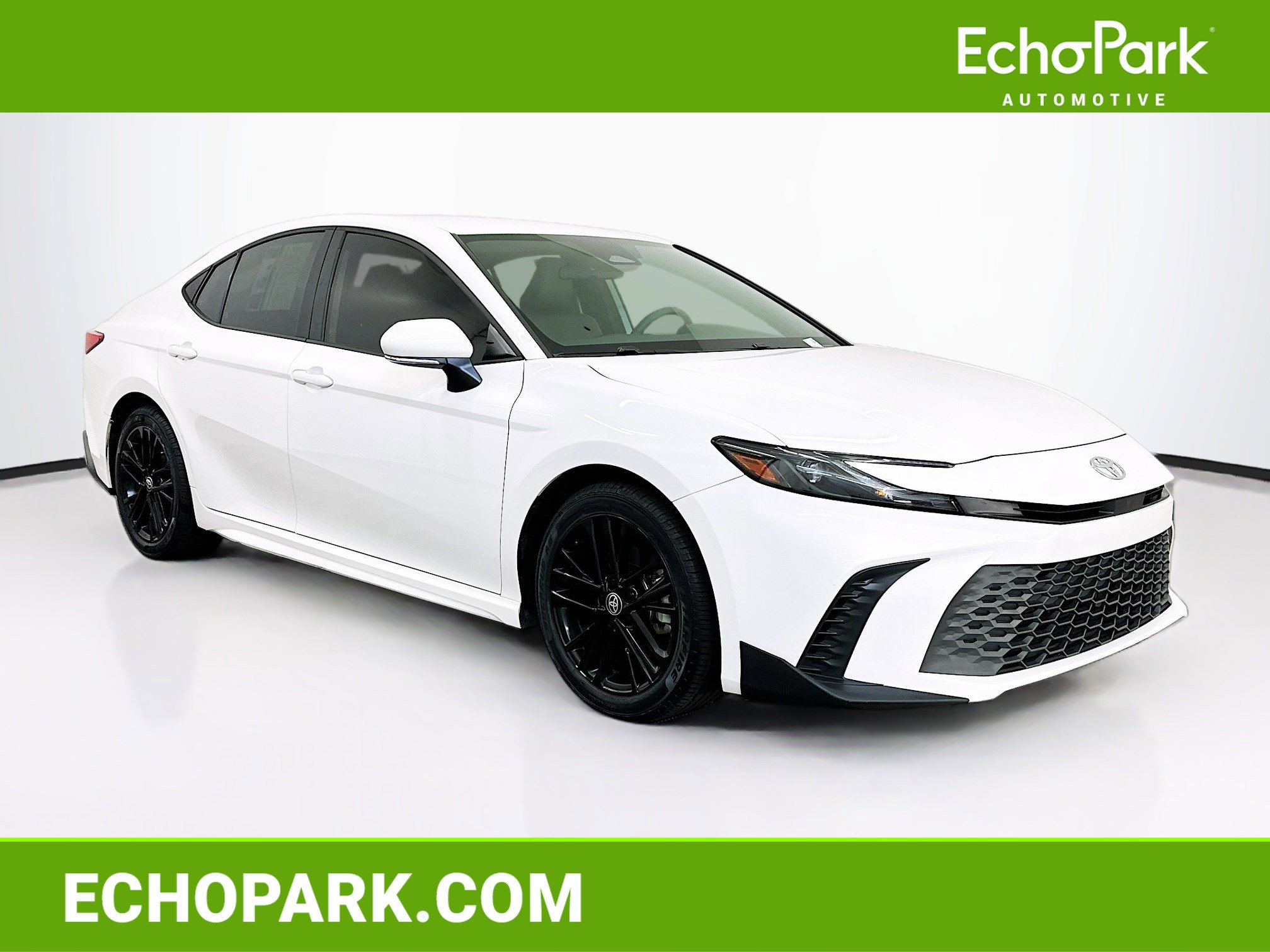 Used 2025 Toyota Camry SE FWD image 1