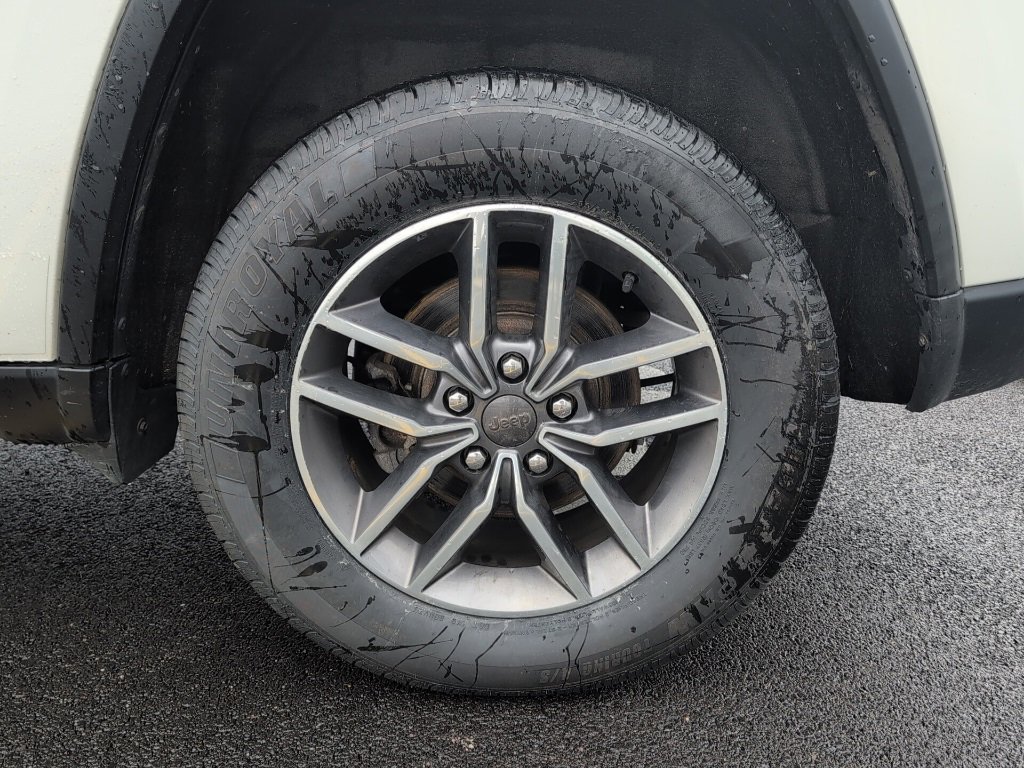 Used 2020 Jeep Grand Cherokee Laredo w/ 18" Wheel & 8.4" Radio Group image 11