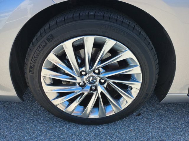 Certified 2022 Lexus ES 300h w/ Luxury Package FWD image 11