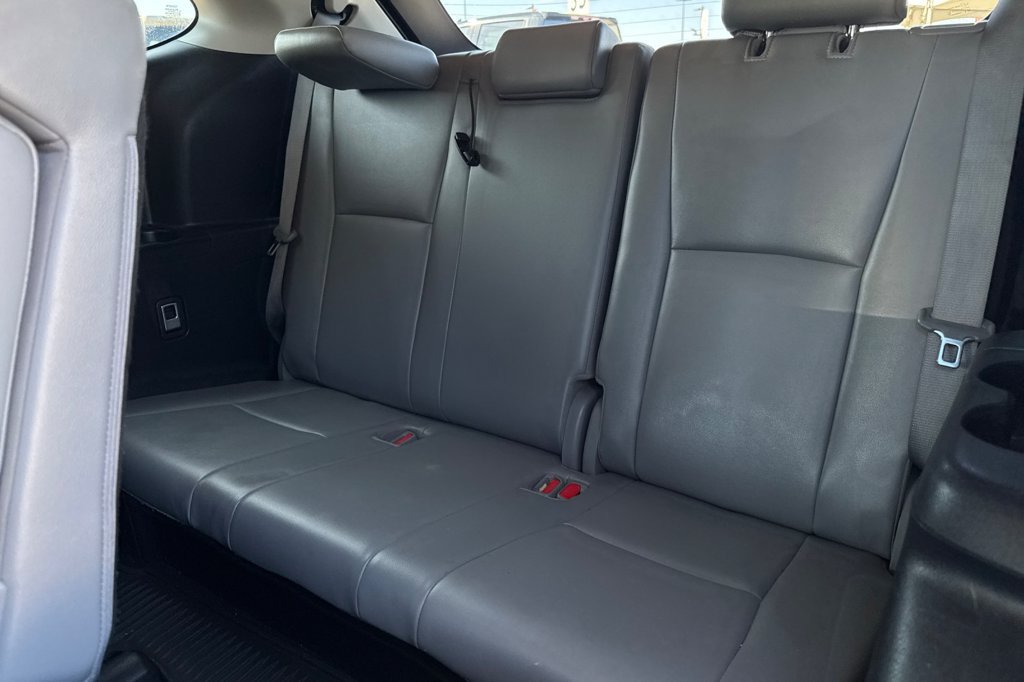 Used 2021 Toyota Highlander XLE AWD/4WD image 17