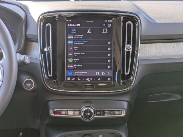 Used 2023 Volvo XC40 B5 Plus image 15