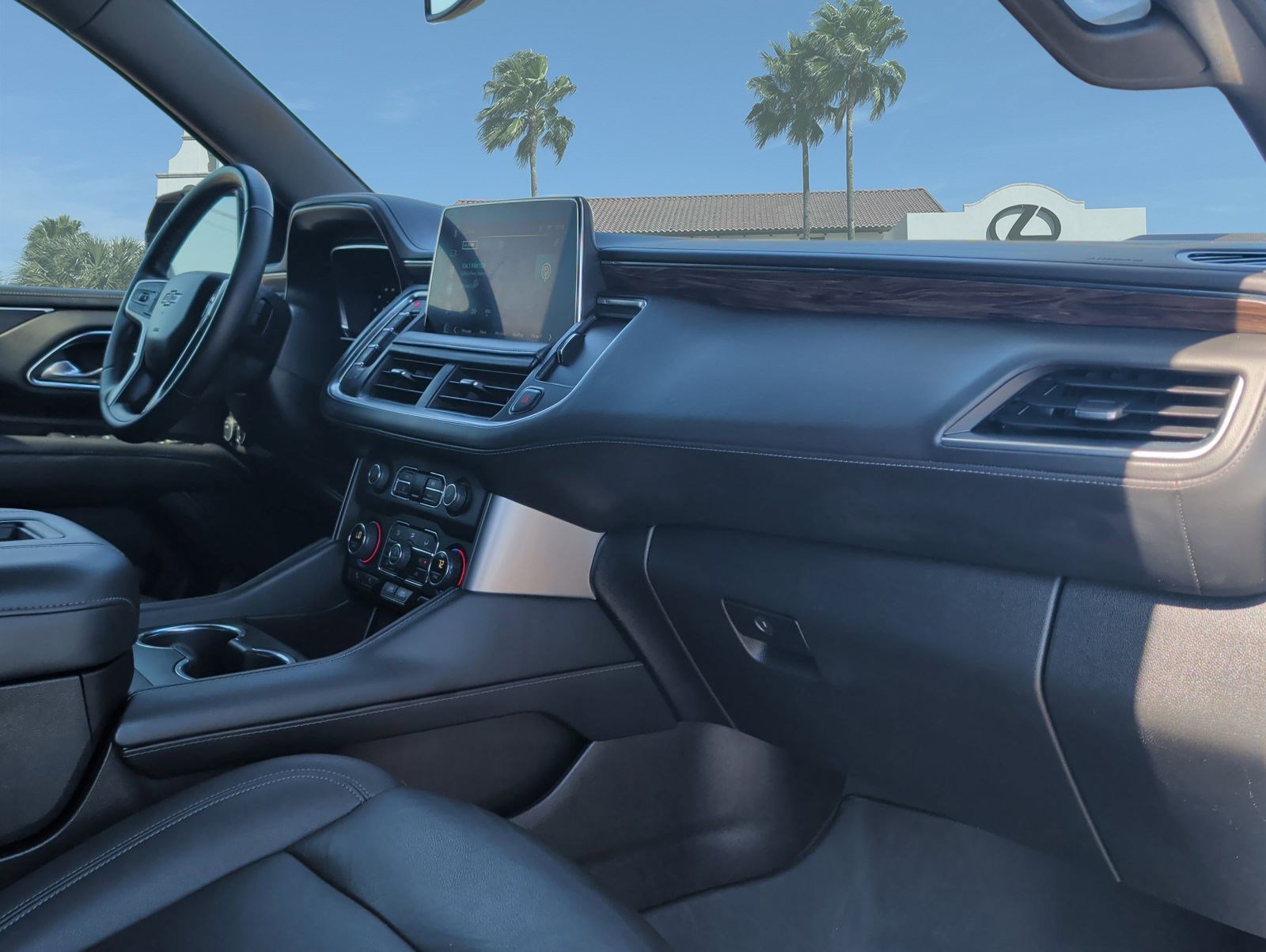 Used 2023 Chevrolet Suburban Z71 w/ Luxury Package image 26