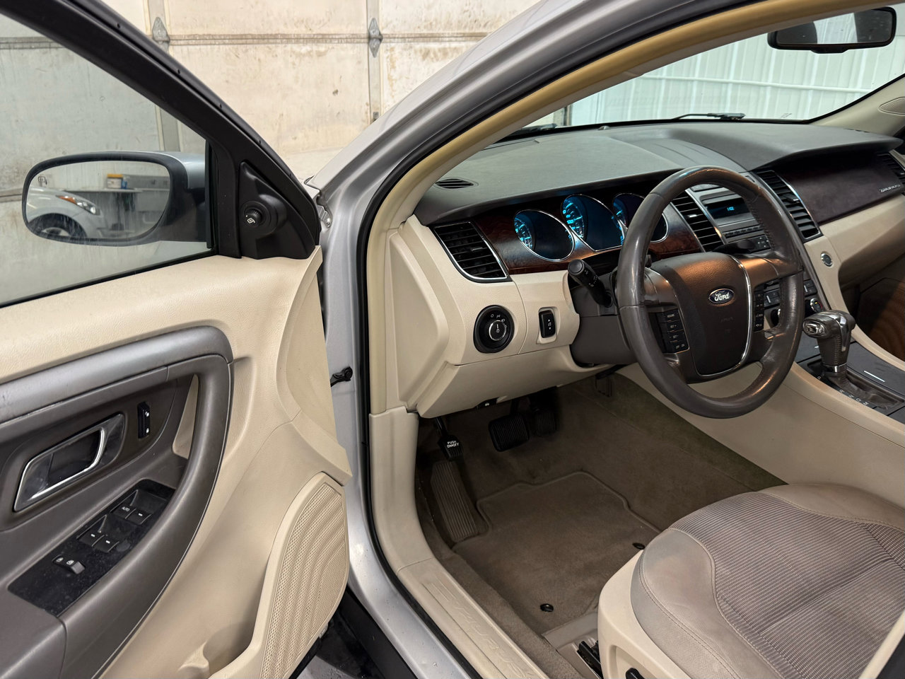 Used 2010 Ford Taurus SEL image 15