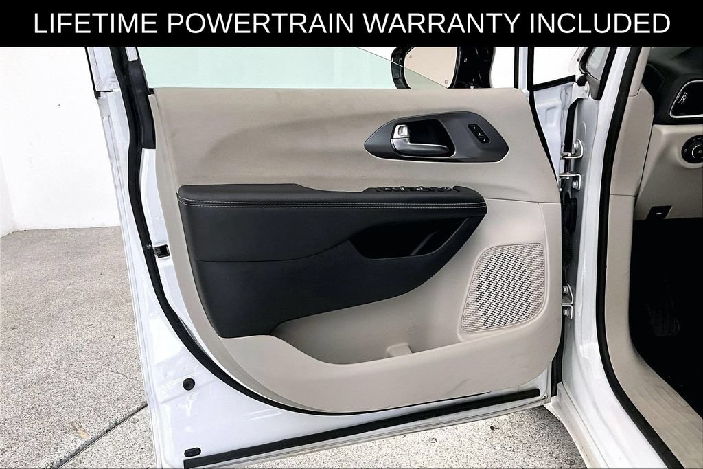Used 2024 Chrysler Pacifica Touring-L FWD image 23