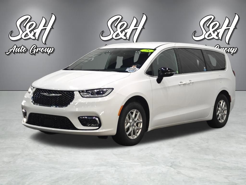 Used 2025 Chrysler Pacifica Select image 15