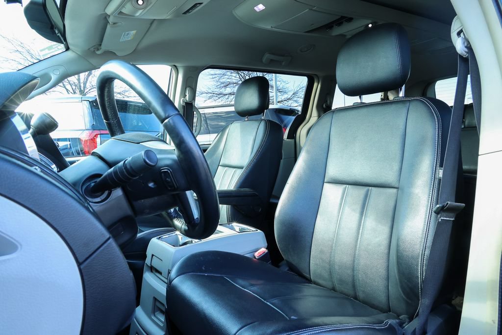 Used 2014 Chrysler Town & Country Touring FWD image 27