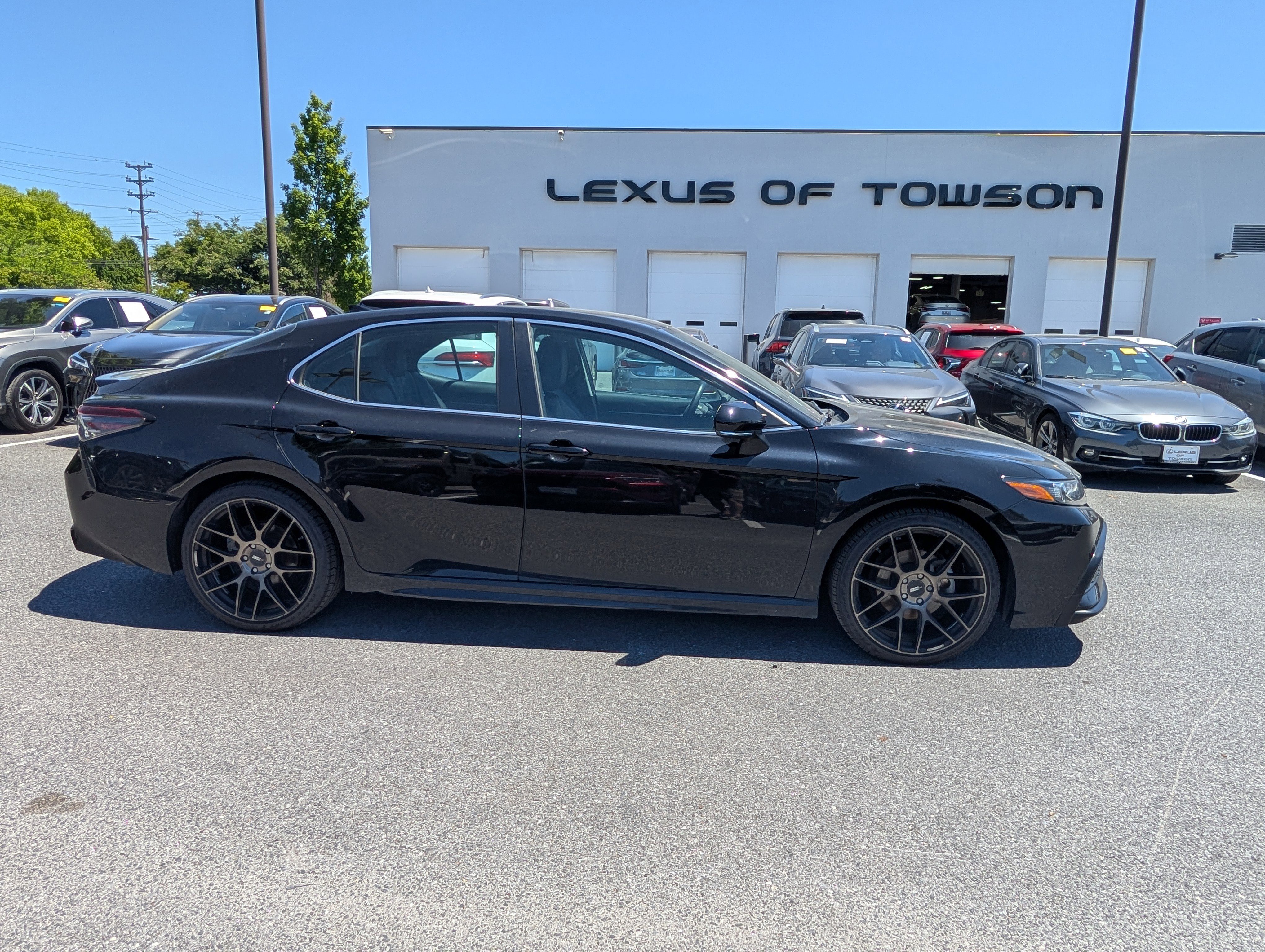 Used 2022 Toyota Camry SE FWD image 2