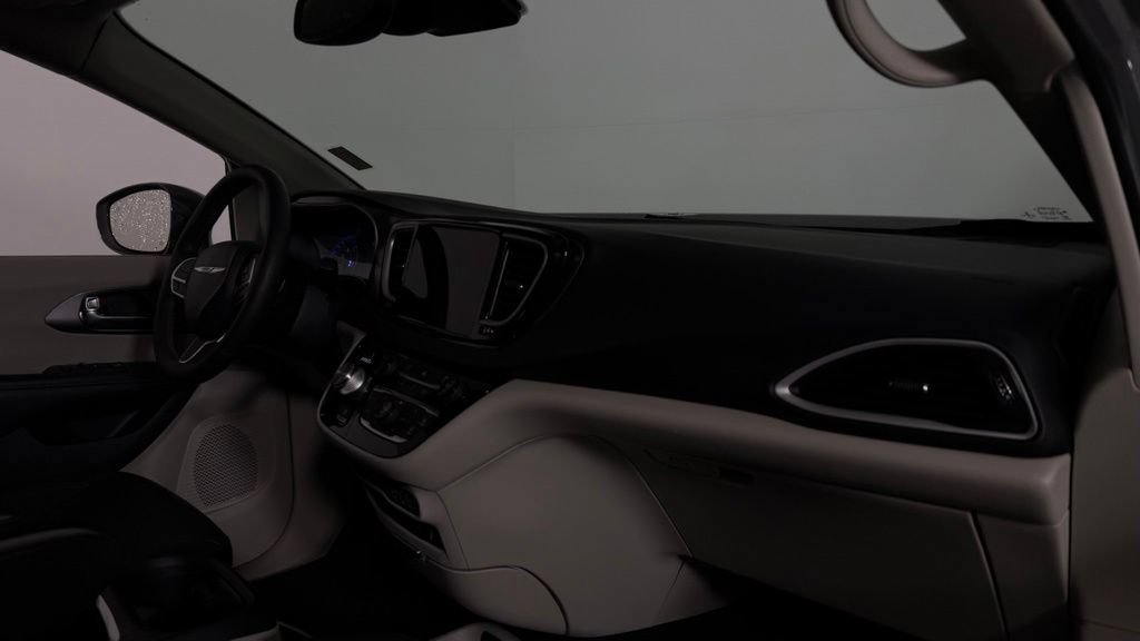 Used 2022 Chrysler Pacifica Touring-L FWD image 32