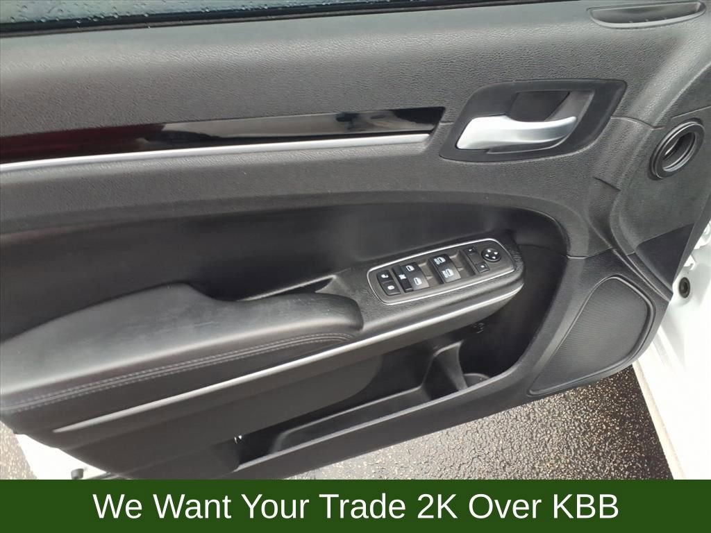 Used 2023 Chrysler 300 Touring L image 10