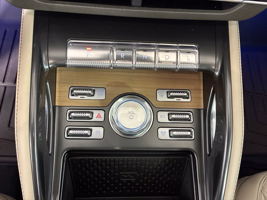 Used 2025 Lincoln Nautilus Reserve AWD/4WD image 11