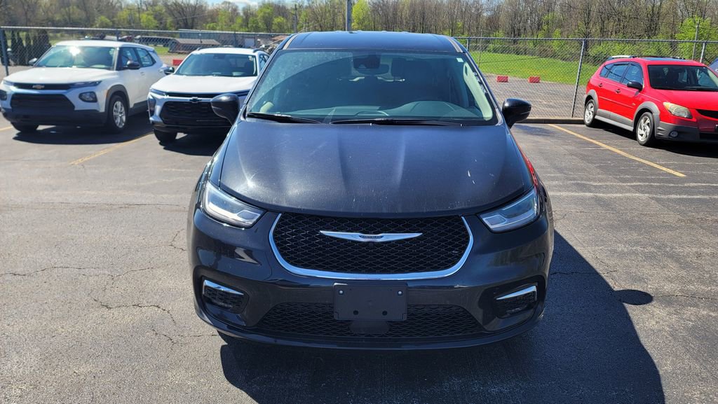 Used 2023 Chrysler Pacifica Touring-L image 1