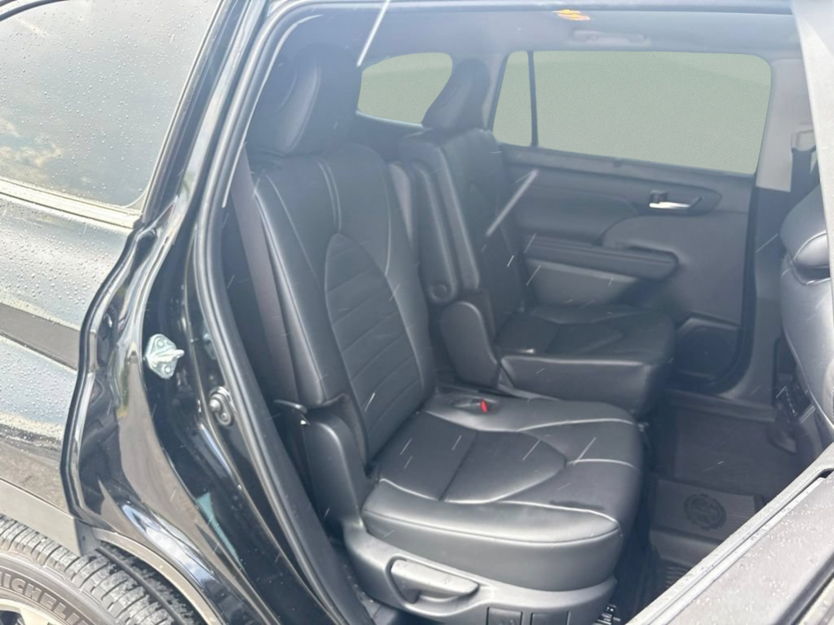 Used 2024 Toyota Highlander XLE FWD image 25