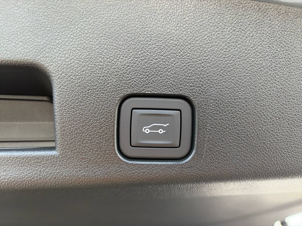 New 2027 Chevrolet Traverse RS w/ LPO, Floor Liner Package AWD/4WD image 8
