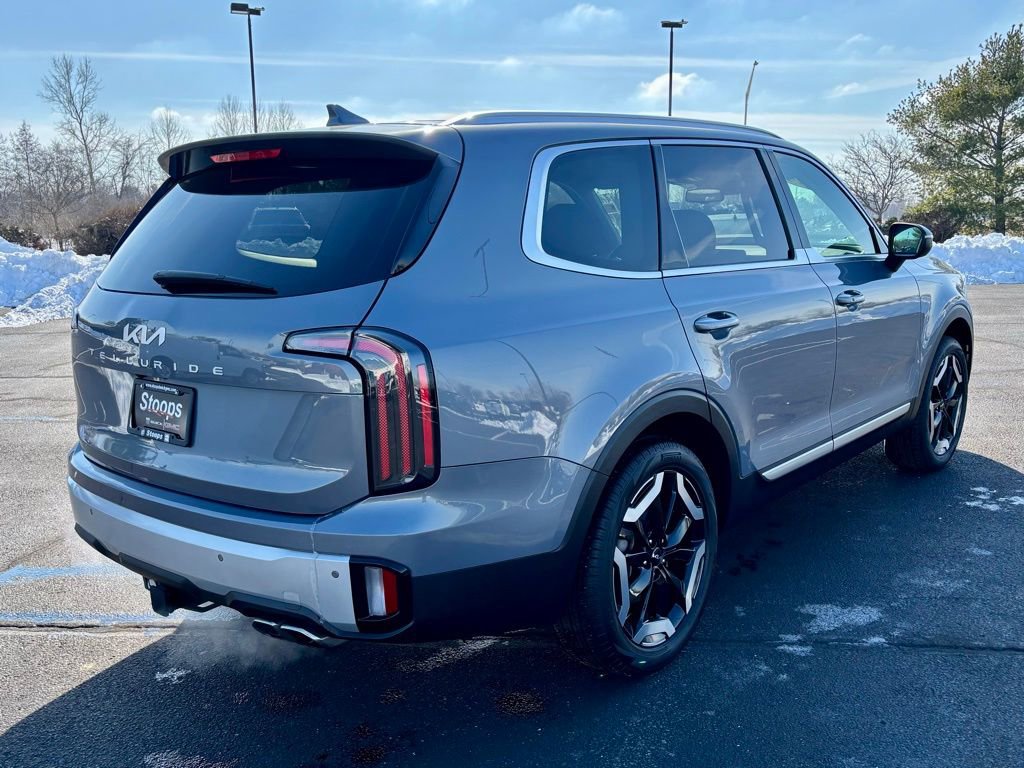 Used 2024 Kia Telluride EX w/ EX Captain's Chair Package image 8