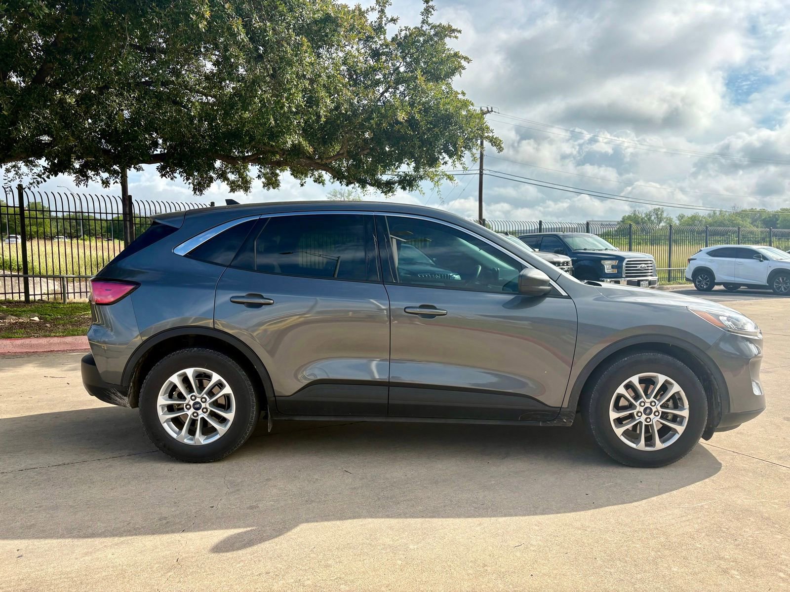 Used 2022 Ford Escape SE w/ Convenience Package FWD image 2