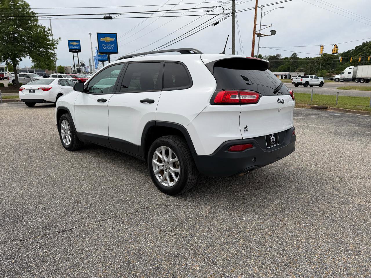 Used 2016 Jeep Cherokee Sport image 16