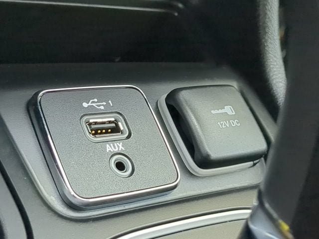 Used 2019 Jeep Cherokee Latitude w/ Cold Weather Group FWD image 20
