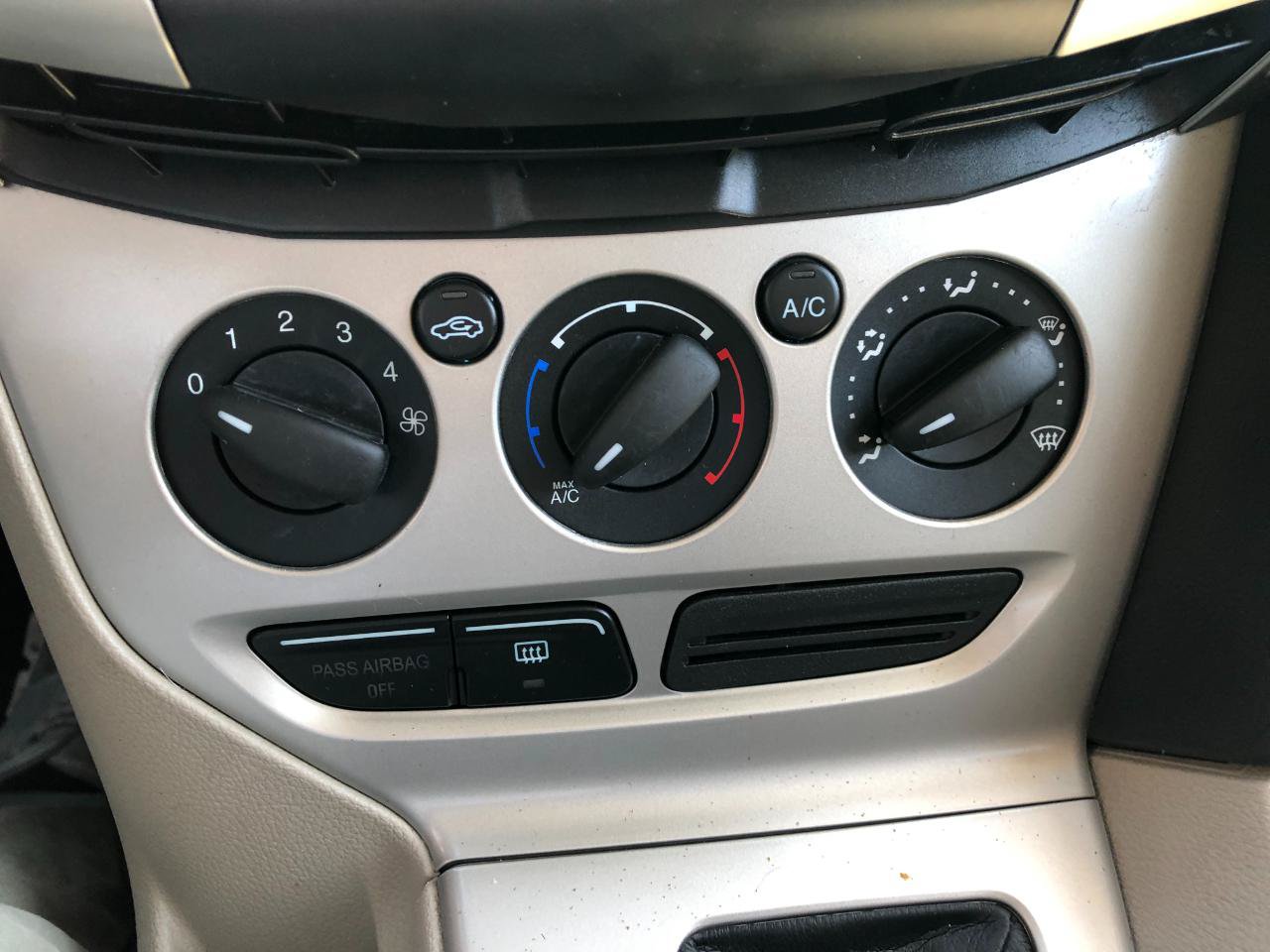 Used 2012 Ford Focus SE FWD image 17