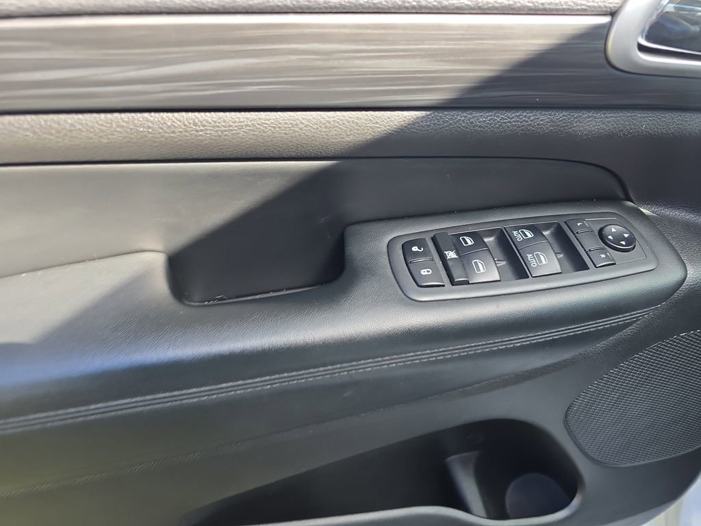 Used 2019 Jeep Grand Cherokee Altitude image 16