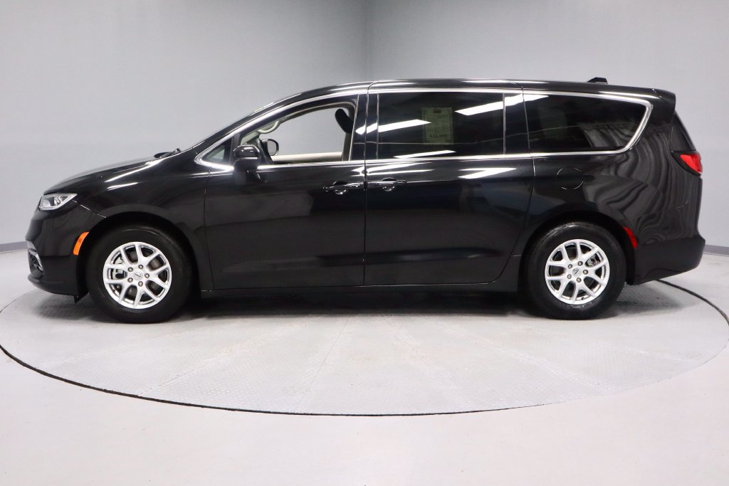 Used 2023 Chrysler Pacifica Touring-L FWD image 7