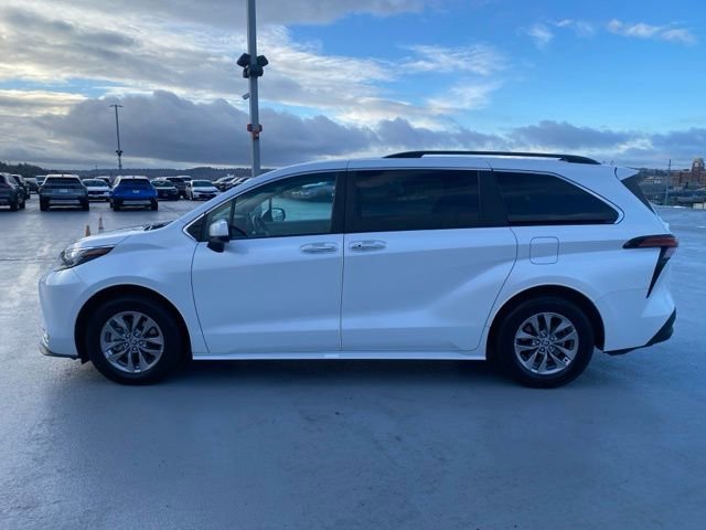 Used 2022 Toyota Sienna XLE image 5