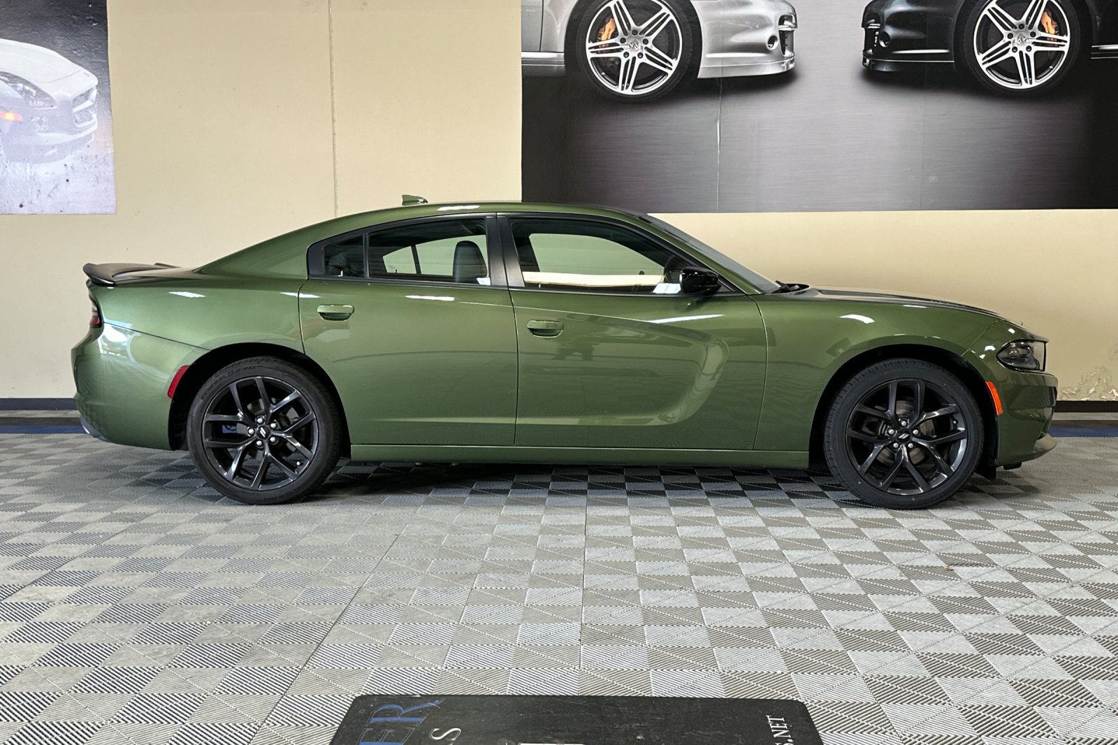 Used 2019 Dodge Charger SXT w/ Plus Group RWD image 3