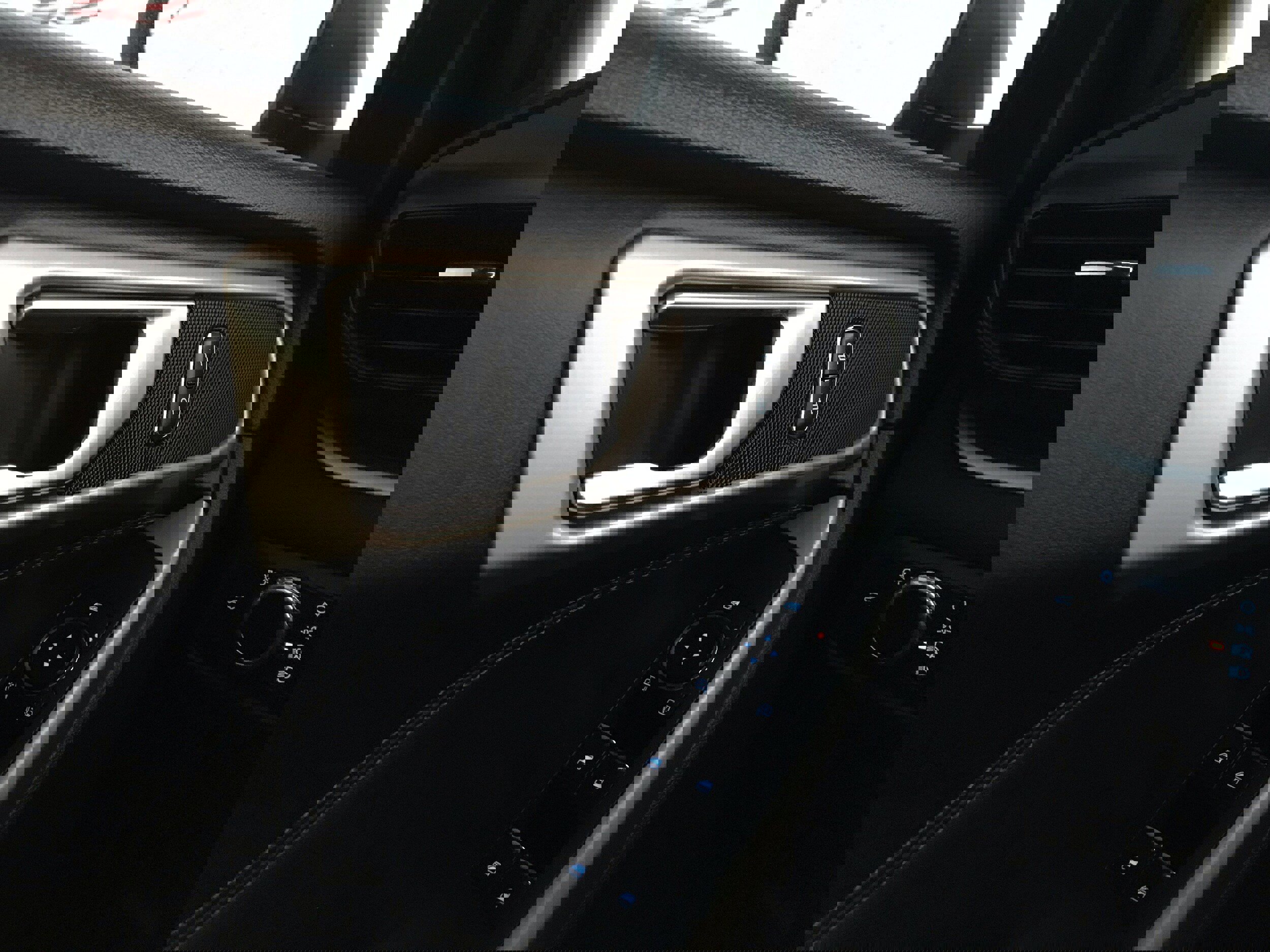 Used 2022 Ford Explorer XLT image 36