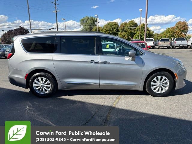 Used 2017 Chrysler Pacifica Touring-L FWD image 4