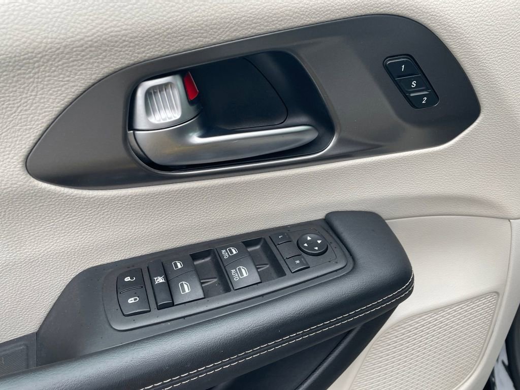 Used 2023 Chrysler Pacifica Touring-L FWD image 14