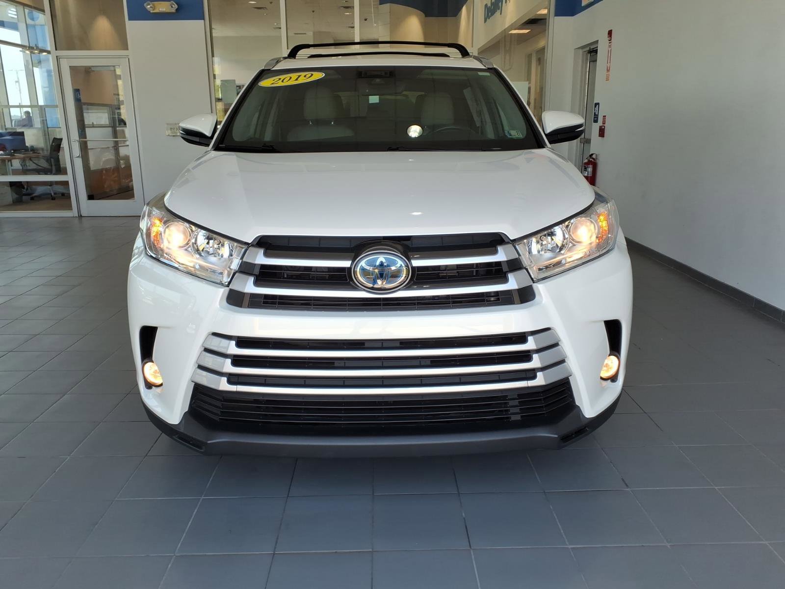 Used 2019 Toyota Highlander XLE AWD/4WD image 2