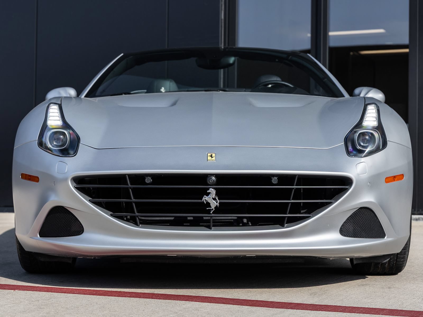 Used 2015 Ferrari California T RWD image 4