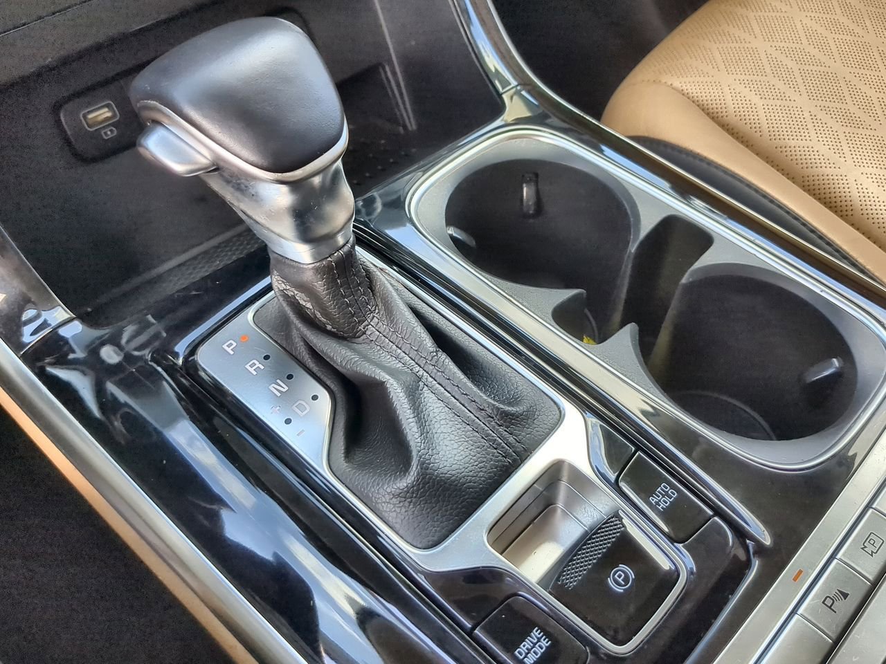 Used 2022 Kia Carnival EX image 16