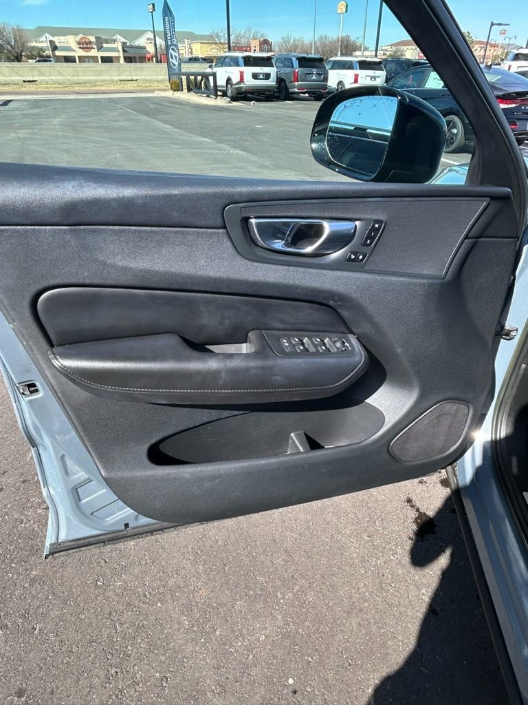 Used 2023 Volvo XC60 B5 Plus image 8