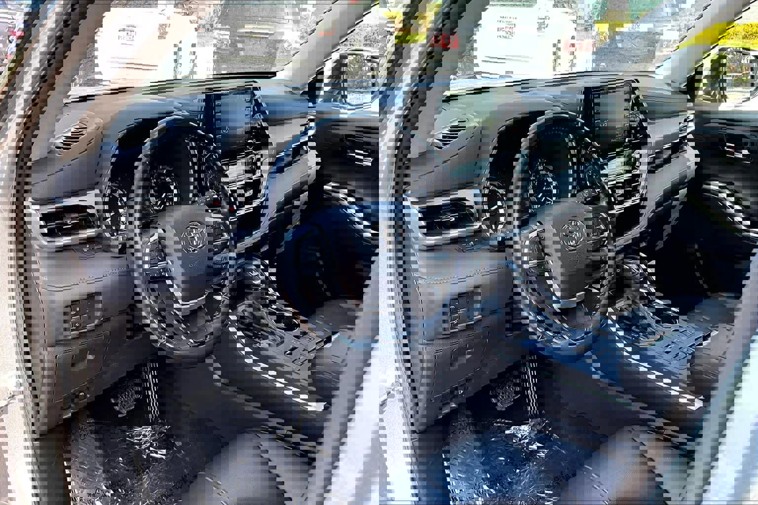 Used 2022 Toyota Highlander XLE image 18