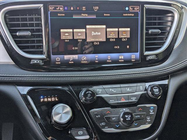 Used 2024 Chrysler Pacifica Premium image 14