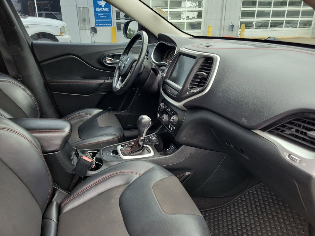 Used 2016 Jeep Cherokee Trailhawk w/ Comfort/Convenience Group AWD/4WD image 37