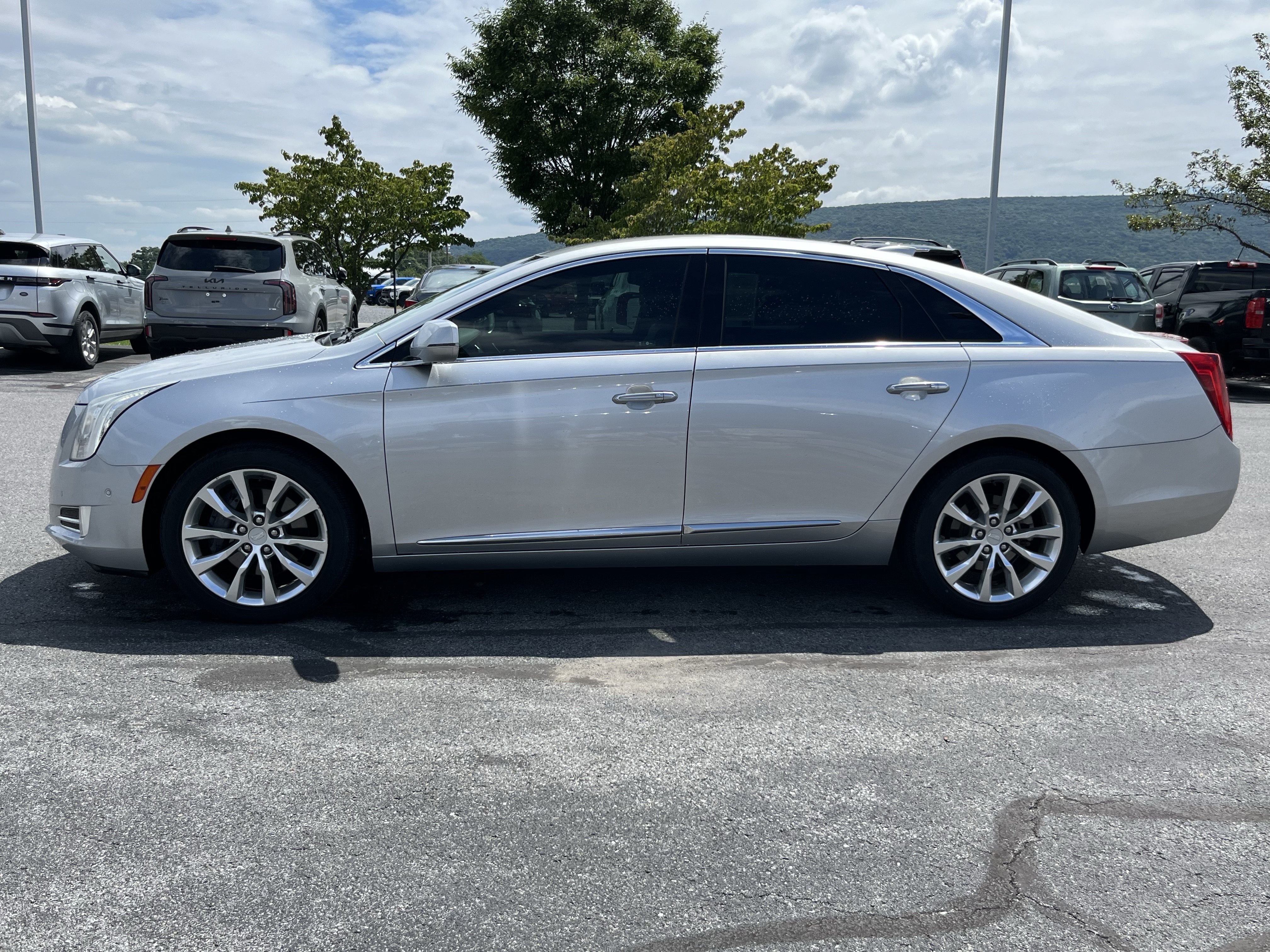 Used 2016 Cadillac XTS Luxury w/ Driver Awareness Package FWD image 9