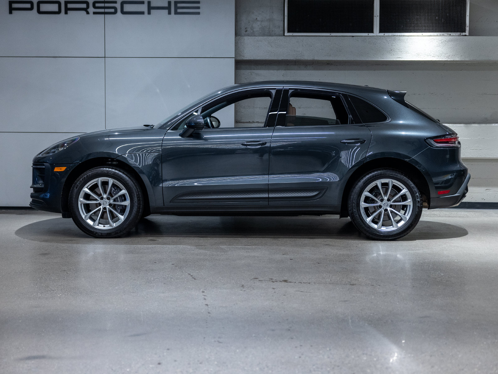 Certified 2023 Porsche Macan AWD/4WD image 2