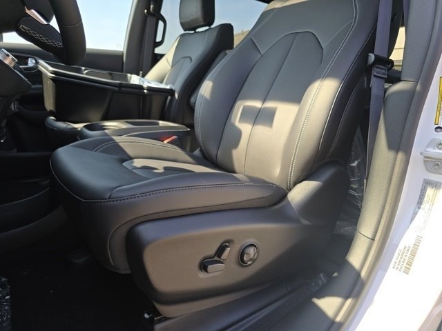 New 2025 Chrysler Pacifica Select w/ Fav Edition Package image 4